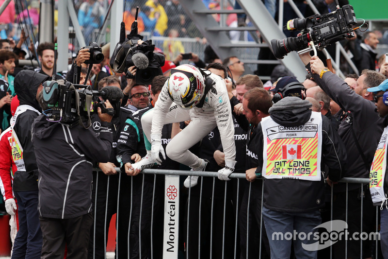 Lewis Hamilton, Mercedes AMG F1, festeggia in parco chiuso