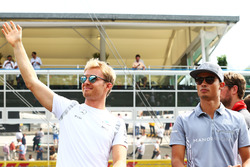 Nico Rosberg, Mercedes AMG F1; Pascal Wehrlein, Manor Racing, bei der Fahrerparade