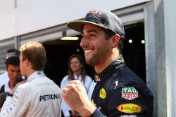Daniel Ricciardo, Red Bull Racing celebra su posición del pole en parc ferme