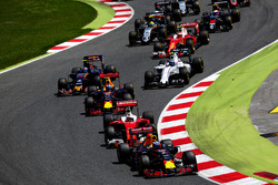 Даніель Ріккардо, Red Bull Racing попереду Макса Ферстаппена, Red Bull Racing та Себастьян Феттель,