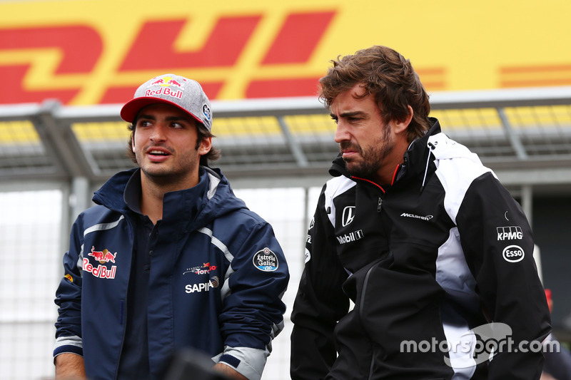 Carlos Sainz Jr., Scuderia Toro Rosso con Fernando Alonso, McLaren en el desfile de pilotos