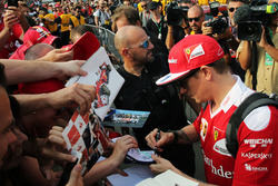 Kimi Raikkonen, Ferrari firma autografos con los fans