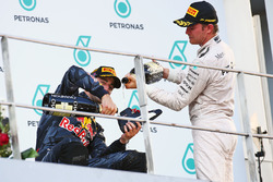 Переможець гонки Даніель Ріккардо, Red Bull Racing святкує на подіумі із Ніко Росбергом, Mercedes A