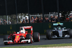 Sebastian Vettel, Ferrari SF16-H en Nico Rosberg, Mercedes AMG F1 Team W07