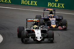 Sergio Pérez, Sahara Force India F1 VJM09 y Carlos Sainz Jr., Scuderia Toro Rosso STR11