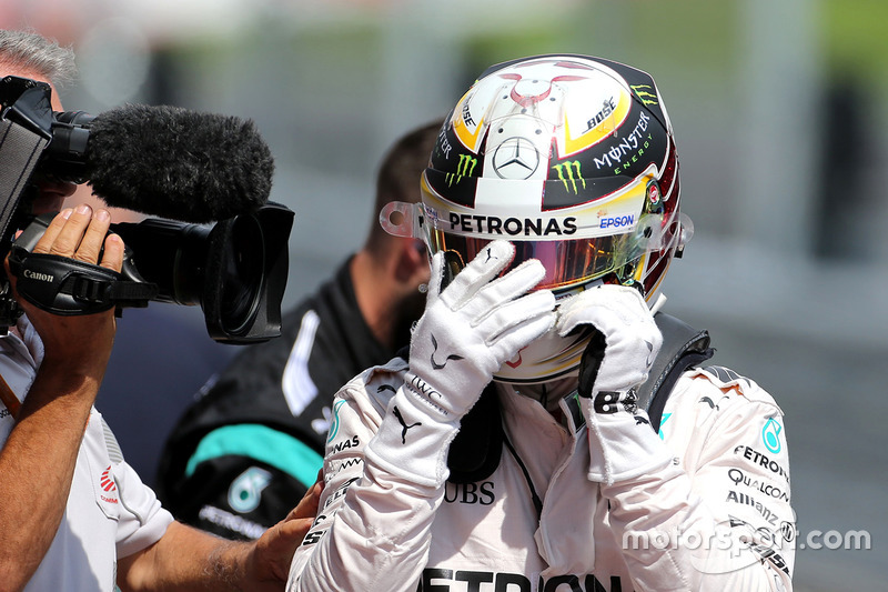 Ganador de la pole Lewis Hamilton, Mercedes AMG F1 Team