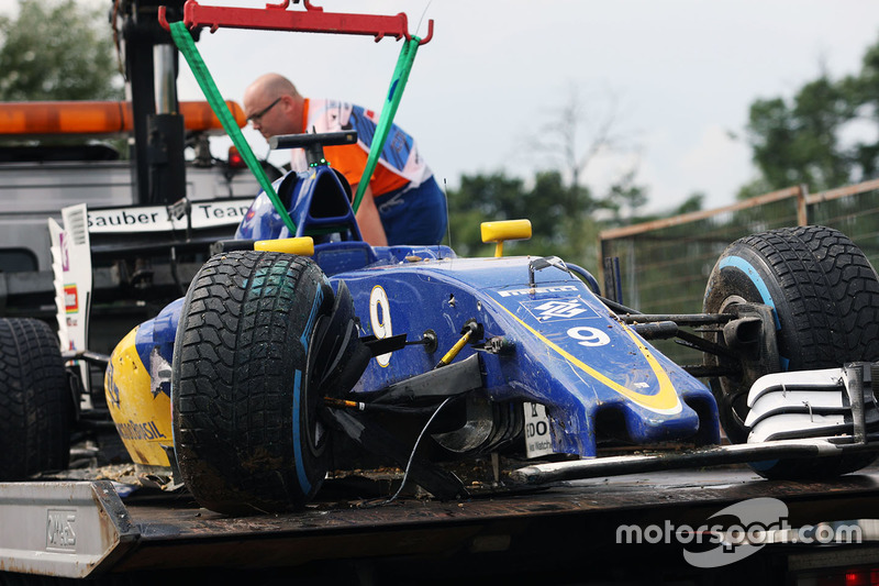 EL Sauber C35 dañado de Marcus Ericsson, es llevado a los pits en la parte trasera de un camión dura