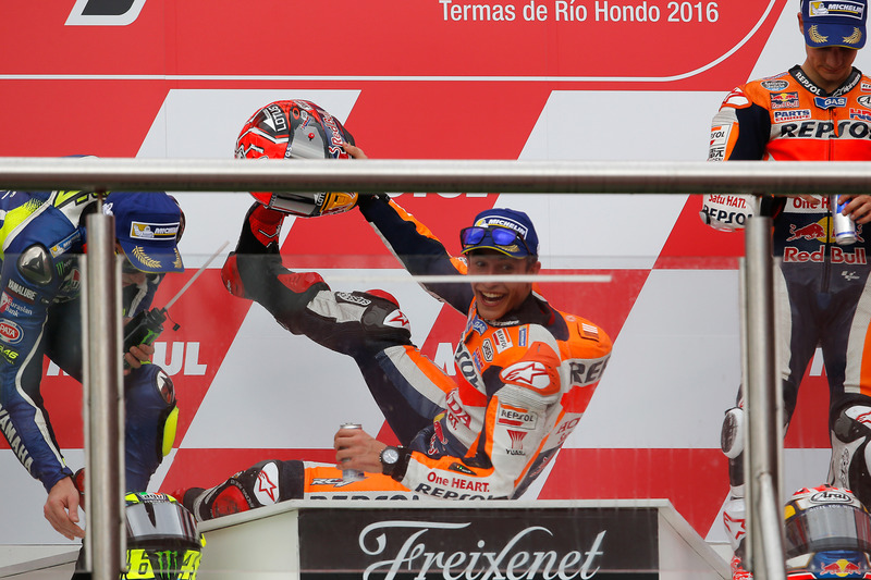 Podio: 1º Marc Márquez, 2º Valentino Rossi, 3º Dani Pedrosa