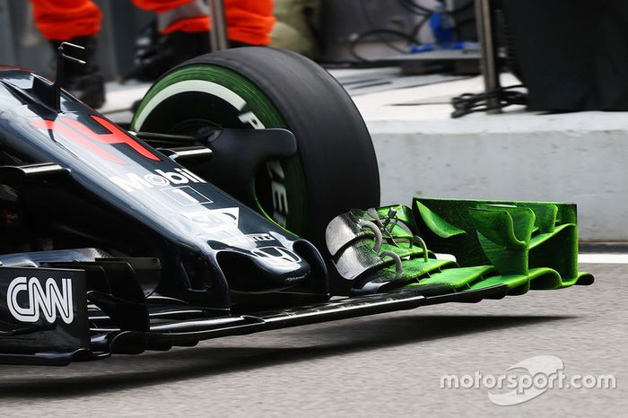 Fernando Alonso, McLaren MP4-31 ala delantera con flujo sobre la pintura