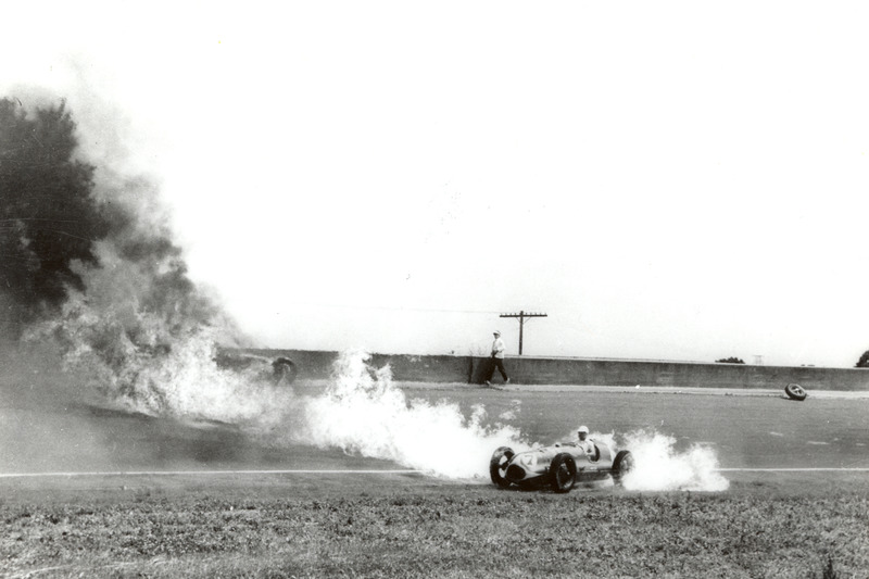 1949: Brennende Autos