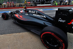 Jenson Button, McLaren MP4-31 deja los pits