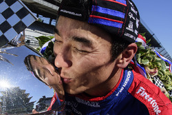 1. Takuma Sato, Andretti Autosport, Honda, mit der Borg-Warner-Trophy