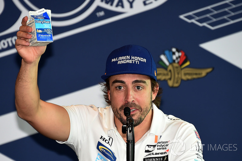 Yarış dışı kalan Fernando Alonso, Andretti Autosport Honda kendi sütünü gösteriyor