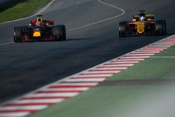 Макс Ферстаппен, Red Bull Racing RB13 та Джоліон Палмер, Renault Sport F1 Team RS17