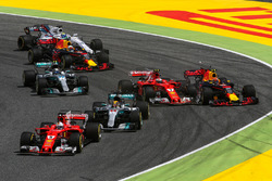 Sebastian Vettel, Ferrari SF70H en tête au départ tandis que Kimi Raikkonen, Ferrari SF70H et Max Verstappen, Red Bull Racing RB13 s'accrochent