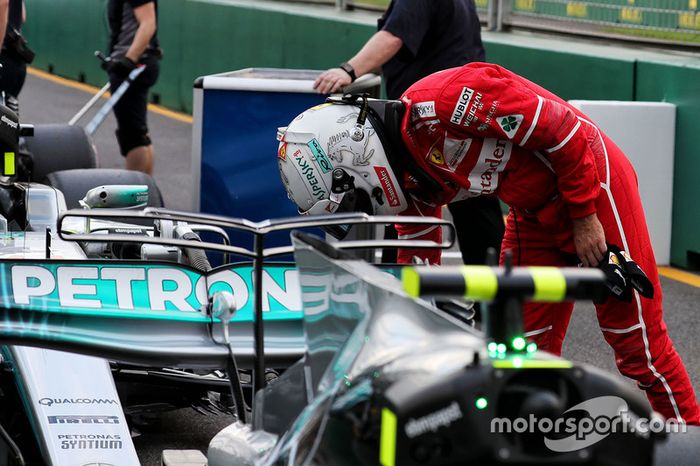 Sebastian Vettel, Ferrari observa el Mercedes AMG F1 W08