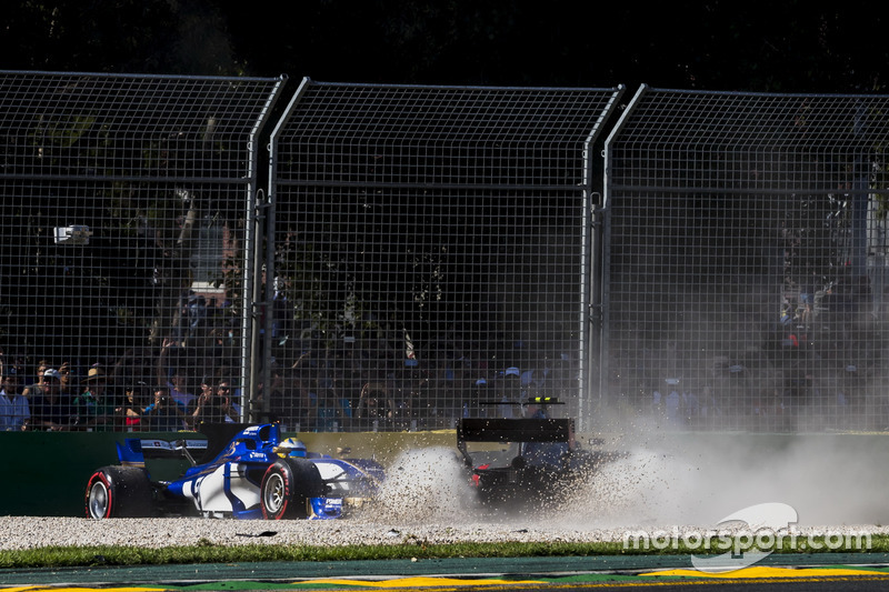 Kevin Magnussen, Haas F1 Team VF-17, choca con Marcus Ericsson, Sauber C36