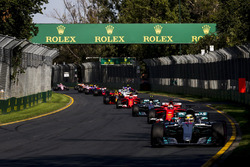 Lewis Hamilton, Mercedes AMG F1 W08, devant Sebastian Vettel, Ferrari SF70H, Valtteri Bottas, Mercedes AMG F1 W08, et le reste du peloton