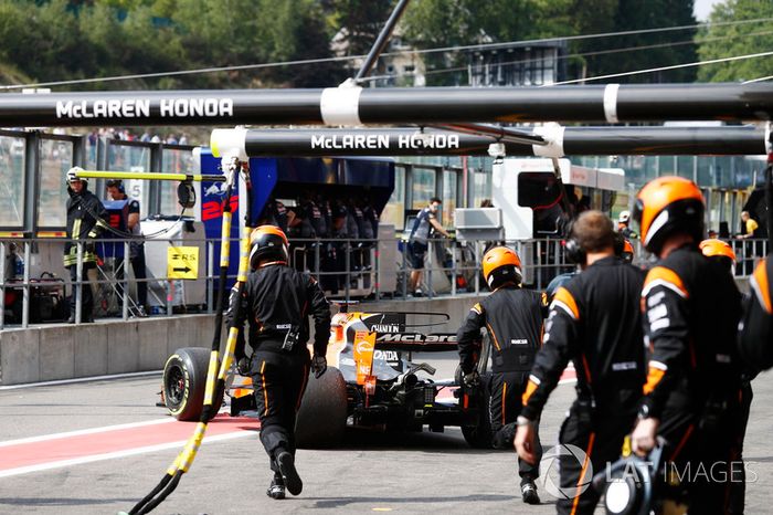 Fernando Alonso, McLaren MCL32, se retira a los pits