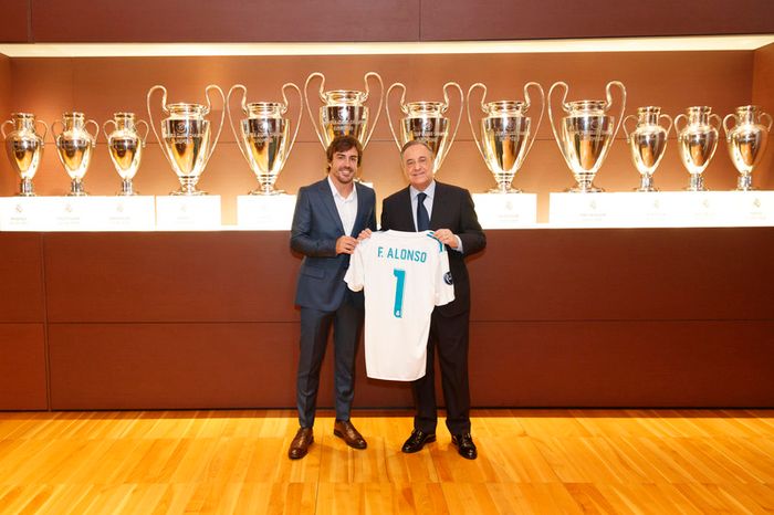 Fernando Alonso posa junto a Florentino Pérez, presidente del Real Madrid
