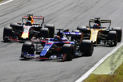 Daniil Kvyat, Scuderia Toro Rosso STR12, Nico Hulkenberg, Renault Sport F1 Team RS17, Daniel Ricciardo, Red Bull Racing RB13