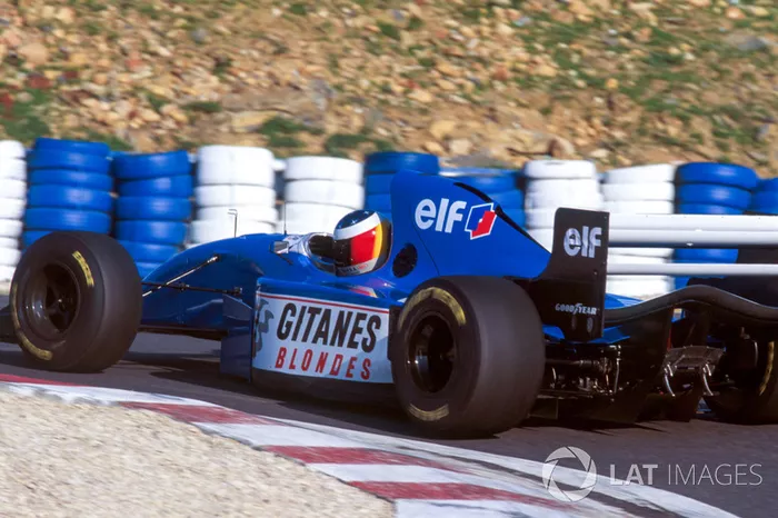 Michael Schumacher prueba el Ligier JS39B Renault para evaluar el motor Renault V10