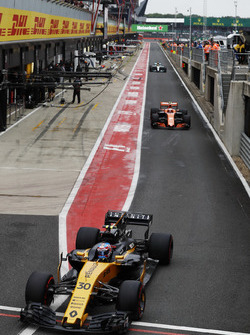 Джолион Палмер, Renault Sport F1 Team RS17, Стоффель Вандорн, McLaren MCL32, и Льюис Хэмилтон, Merce