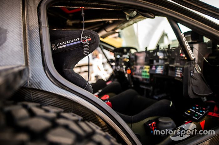 El equipo Peugeot ultimando los preparativos del Rally de Marruecos
