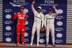 Ganador de la pole Lewis Hamilton, Mercedes AMG F1 celebra en parc ferme con Sebastian Vettel, Ferra