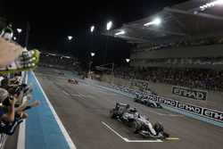 Zielflagge für Sieger Lewis Hamilton, Mercedes AMG F1 W07 Hybrid und den 2, und neuen Weltmeister Nico Rosberg, Mercedes AMG F1 W07 Hybrid