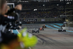 Zielflagge für Sieger Lewis Hamilton, Mercedes AMG F1 W07 Hybrid mit Weltmeister Nico Rosberg, Merce