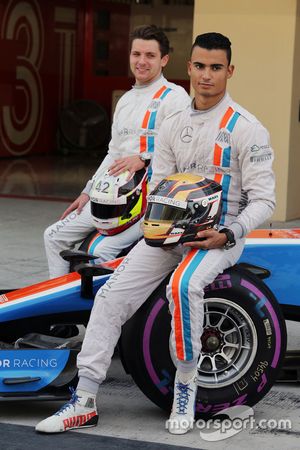 Pascal Wehrlein, Manor Racing e Jordan King, pilota sviluppatore Manor Racing  in una foto della squ