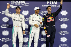 Ganador de la pole Lewis Hamilton, Mercedes AMG F1, segundo lugar Nico Rosberg, Mercedes AMG F1, te