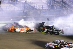 Crash: Carl Edwards, Joe Gibbs Racing, Toyota; Kasey Kahne, Hendrick Motorsports, Chevrolet