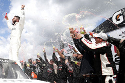 Ganador de la carrera Darrell Wallace Jr., MDM Motorsports Chevrolet