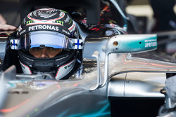 Valtteri Bottas, Mercedes AMG F1, en el cockpit con la visera abierta