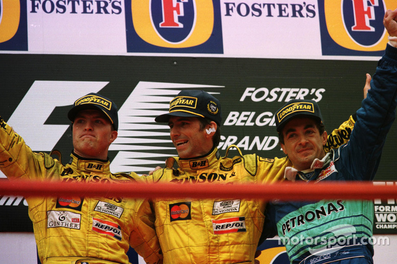 Podium: Pemenang balapan Damon Hill, Jordan, peringkat kedua Ralf Schumacher, Jordan; peringkat keti