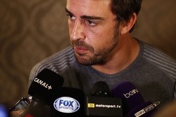 Fernando Alonso habla con los medios sobre la carrera en 2017 de las 500 millas de Indianápolis en u