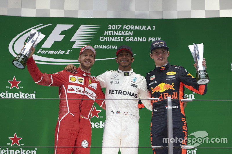 Podio: Sebastian Vettel, Ferrari, Aldo Costa, jefe de ingenieros de Mercedes AMG, Lewis Hamilton, Me