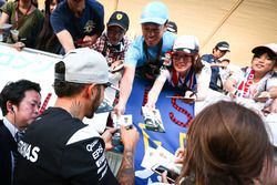 Lewis Hamilton, Mercedes AMG F1 firma de autógrafos para los fans