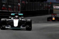 Льюіс Хемілтон, Mercedes AMG F1 W07 Hybrid попереду Даніеля Ріккардо, Red Bull Racing RB12