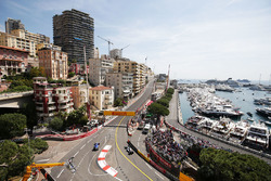 Marcus Ericsson, Sauber C35 en Lewis Hamilton, Mercedes AMG F1 W07 Hybrid