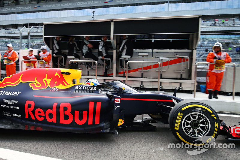 Daniel Ricciardo, Red Bull Racing RB12 leaves the pits running the Aero Screen