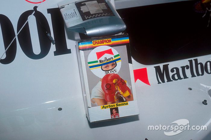 Los guantes colgados de Ayrton Senna, McLaren da el golpe final de la temporada