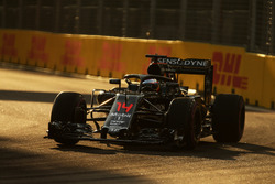 Fernando Alonso, McLaren MP4-31, mit Cockpitschutz Halo