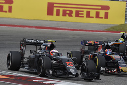 Дженсон Баттон, McLaren MP4-31, Данііл Квят, Scuderia Toro Rosso STR11