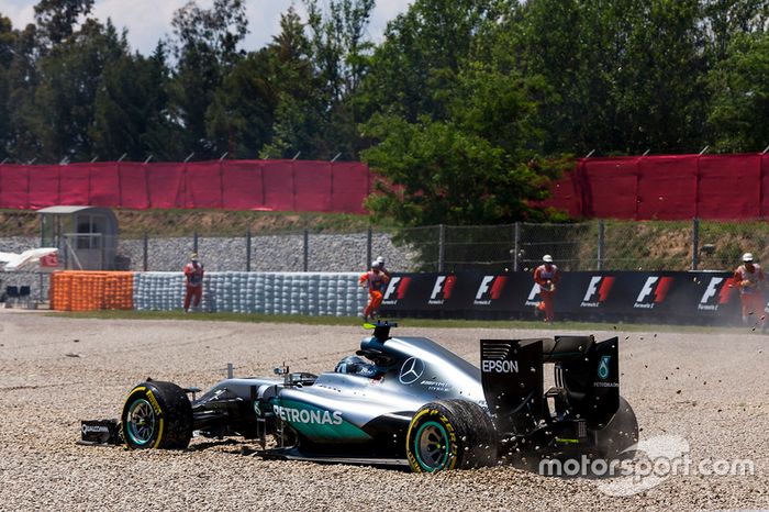 Nico Rosberg, Mercedes AMG F1 W07 Hybrid viene a un alto después de un primer choque de vuelta con Lewis Hamilton, Mercedes AMG F1 W07 Hybrid