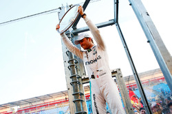 Winnaar Nico Rosberg, Mercedes AMG F1 viert met de fans