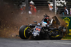 Fernando Alonso, McLaren MP4-31 bei seinem Unfall