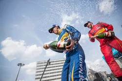 Le vainqueur Sébastien Buemi, Renault e.Dams, et le 2e, Daniel Abt, sur le podium